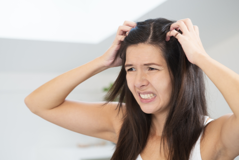 Understand symptoms and treatment of dry scalp and dandruff